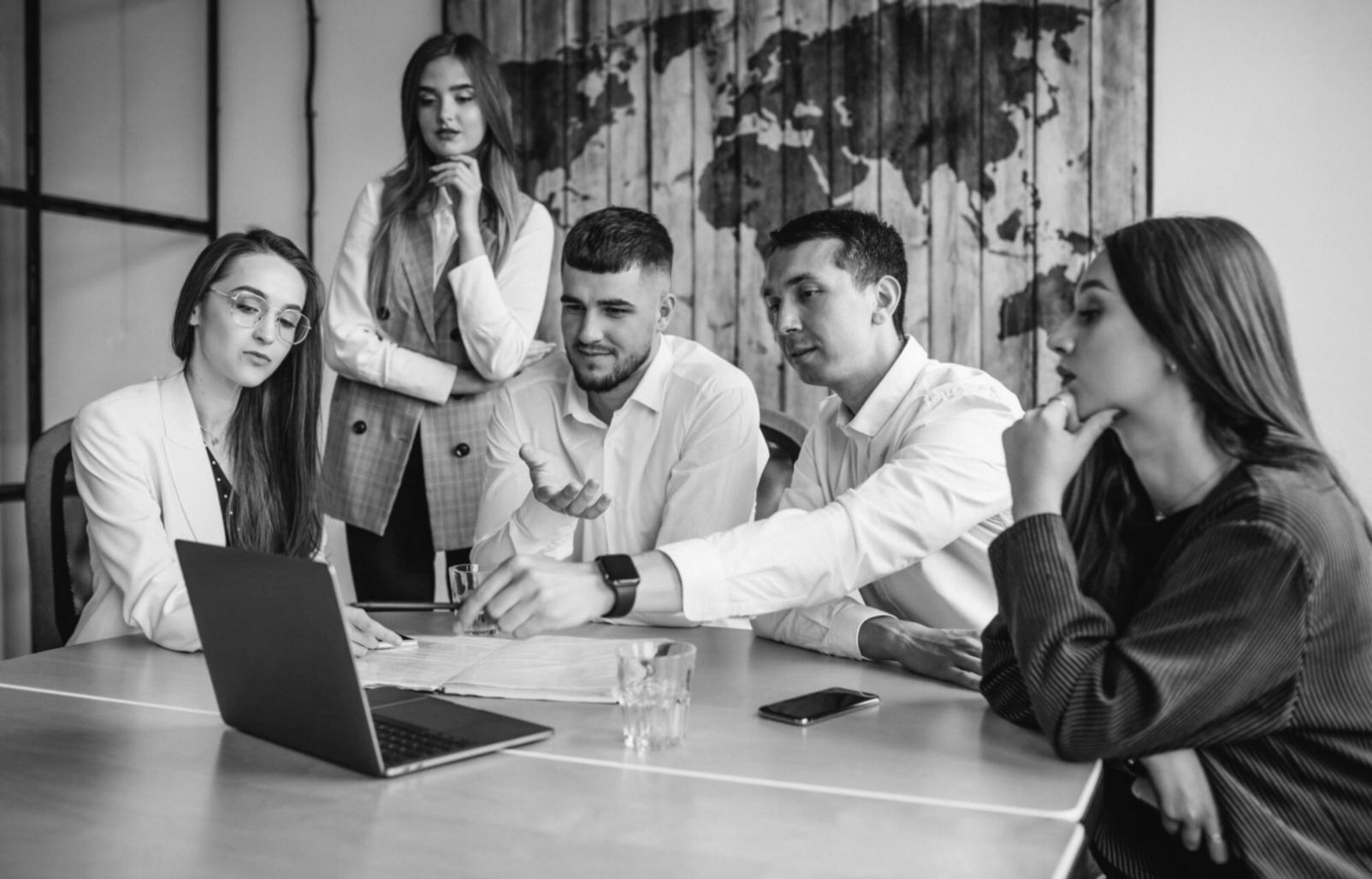 Session de travail avec analyse de données sur écran