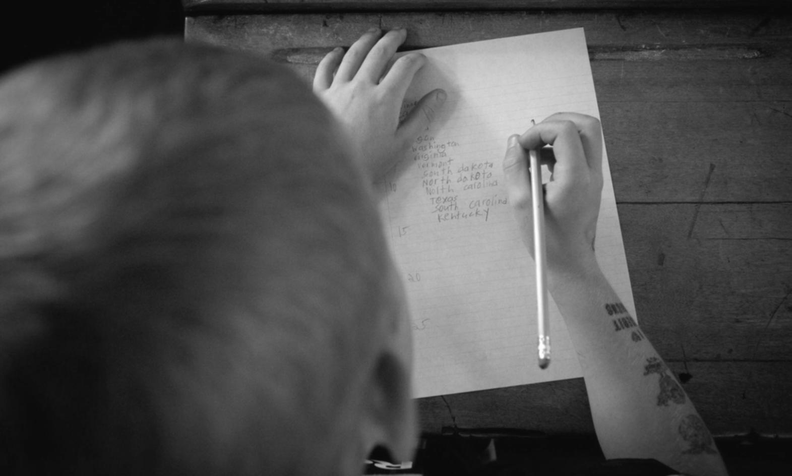 Réunion de travail autour d'une table avec documents budgétaires et ordinateurs