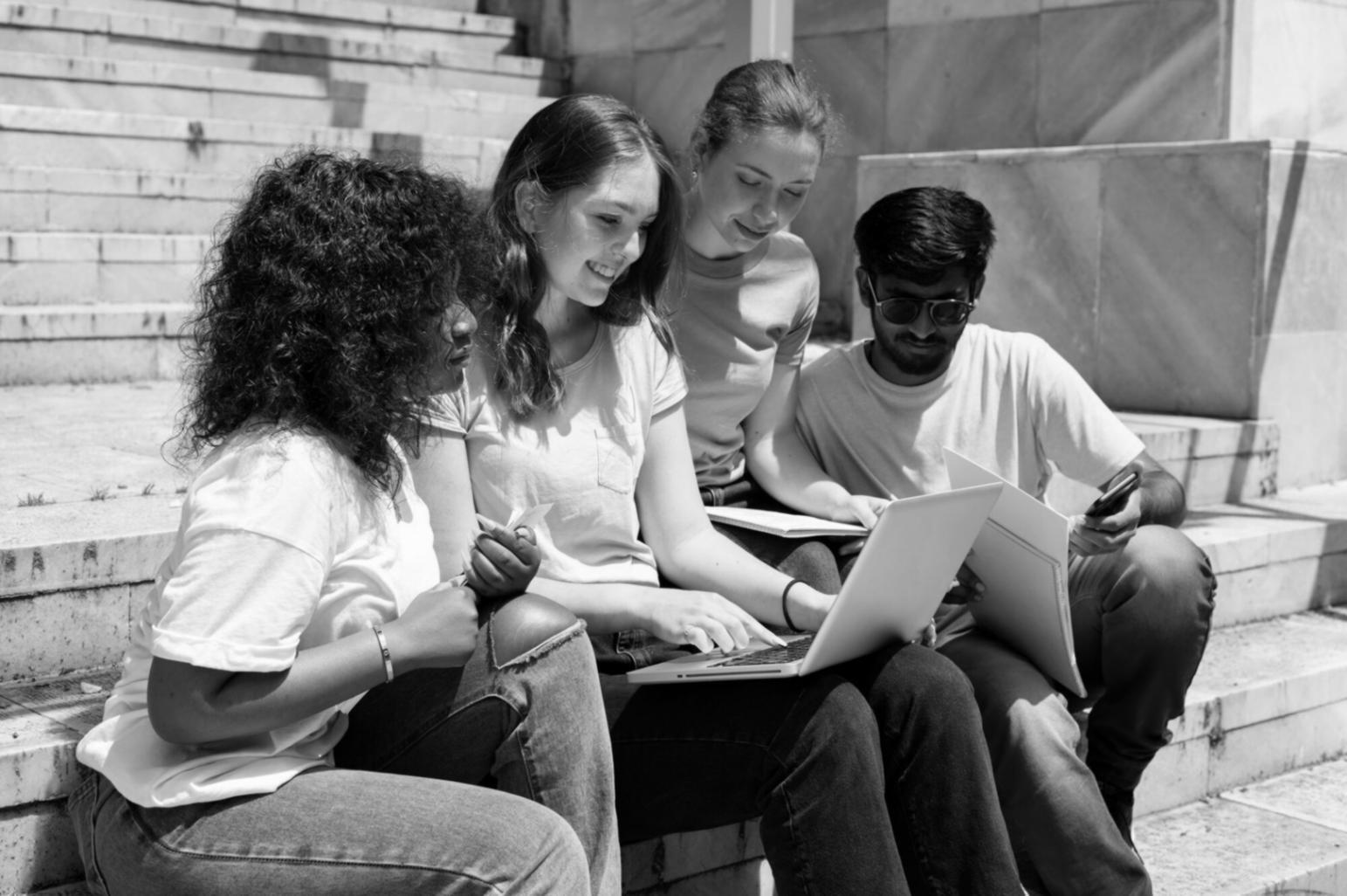 Espace de travail professionnel dédié à l'analyse financière et à la gestion budgétaire