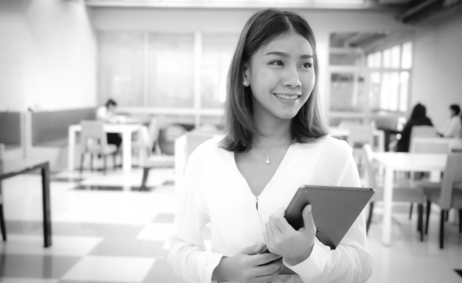 Bureau de formation avec documents financiers et ordinateurs portables